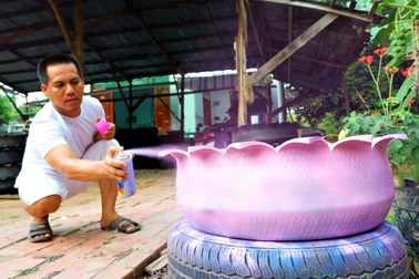 Anh nông dân miền Tây biến lốp xe cũ thành chậu cây cảnh siêu đẹp