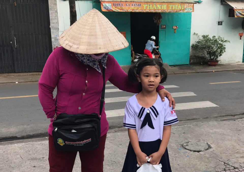 Người mẹ một bàn tay, mang theo tập vé số dắt con đi tựu trường - 1 Người mẹ một bàn tay, mang theo tập vé số dắt con đi tựu trường - 1