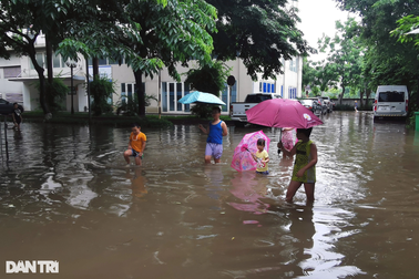 Chung cư ngập sâu, bãi xe òm ọp nước, cư dân lội nước hóa vàng ngày Rằm