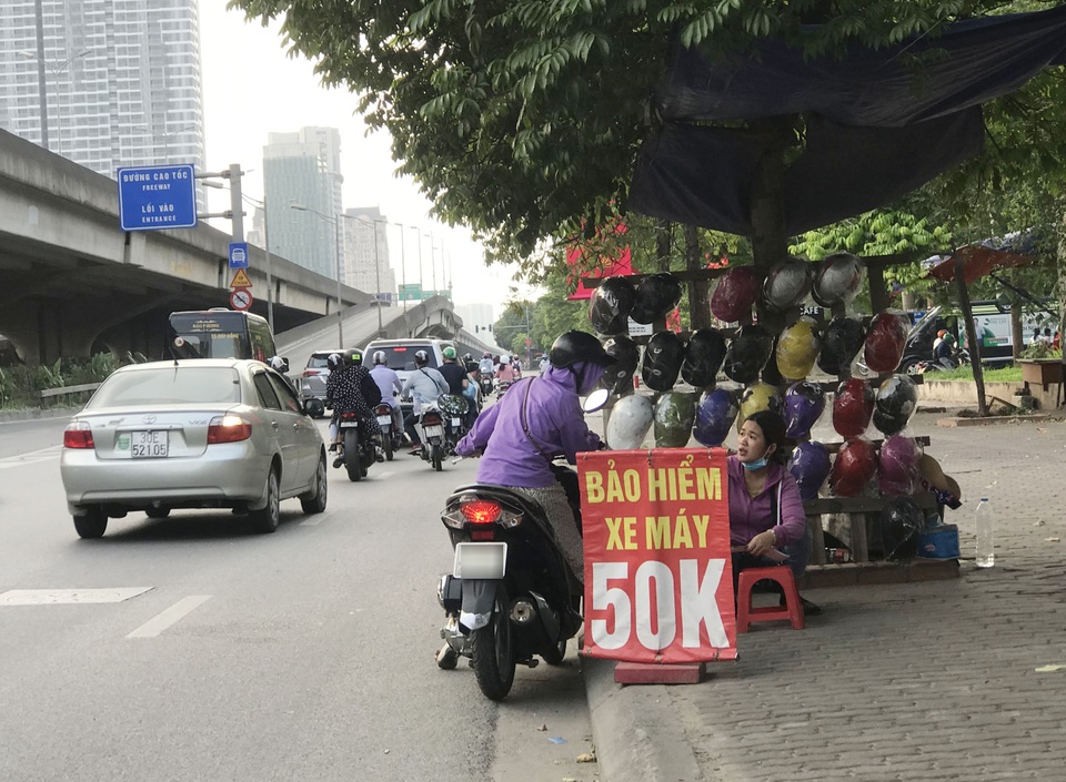Người dân cuống cuồng, rồng rắn xếp hàng đi mua bảo hiểm xe máy, ô tô - 2 Người dân cuống cuồng, rồng rắn xếp hàng đi mua bảo hiểm xe máy, ô tô - 2