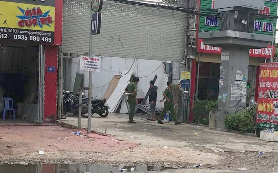 Công an xịt nước, nổ súng trấn áp đối tượng đánh vợ, đâm 3 cảnh sát đặc nhiệm - 2 Công an xịt nước, nổ súng trấn áp đối tượng đánh vợ, đâm 3 cảnh sát đặc nhiệm - 2
