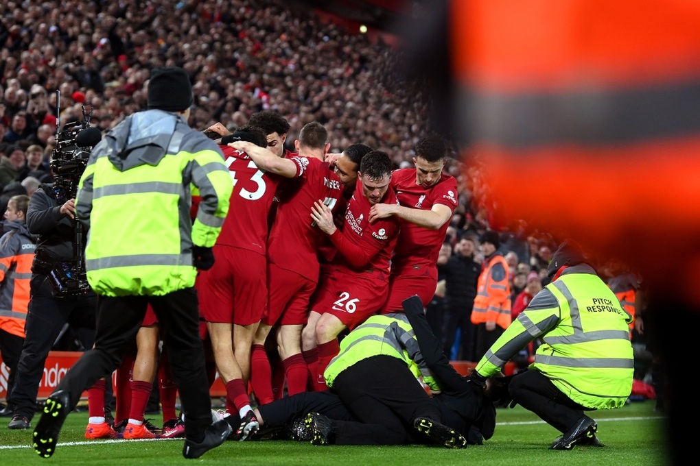 Cổ động viên đốn hạ Robertson khiến Klopp nổi giận - 2 Cổ động viên đốn hạ Robertson khiến Klopp nổi giận - 2