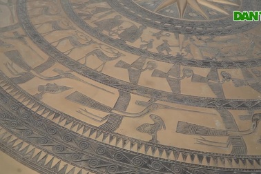 Chiêm ngưỡng phiên bản trống đồng Ngọc Lũ nặng 4 tấn, lớn nhất Việt Nam