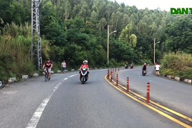 Người dân, du khách thưởng ngoạn Sơn Trà, Đà Nẵng