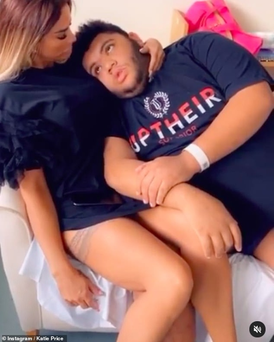 Katie Price tiết lộ con trai đập phá khi bị cấm ăn - 6 Katie Price tiết lộ con trai đập phá khi bị cấm ăn - 6