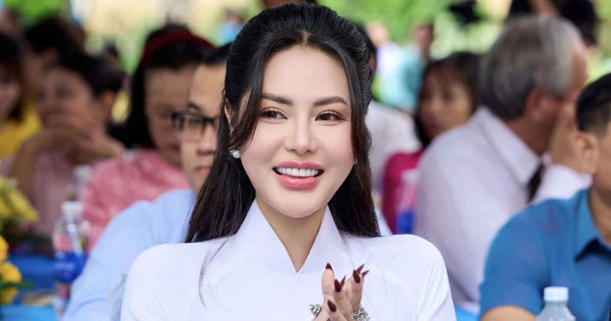 Hoa hậu Di Khả Hân xúc động về thăm trường cũ
