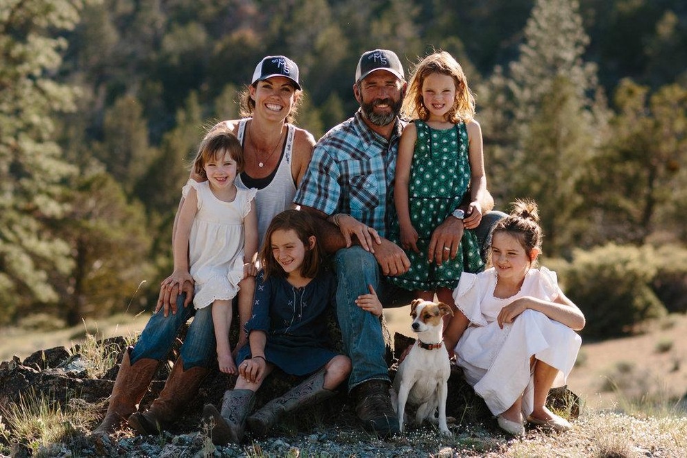 Gia đình doanh nhân thành đạt về quê, lên mạng học làm nông dân - 2