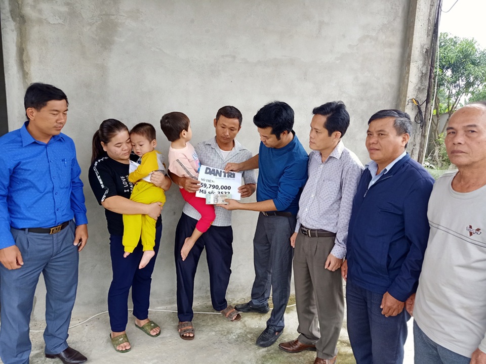 Rưng rưng phút giây bố mẹ 2 bé thơ bại não tiếp nhận gần 60 triệu đồng của bạn đọc giúp đỡ - 2 Rưng rưng phút giây bố mẹ 2 bé thơ bại não tiếp nhận gần 60 triệu đồng của bạn đọc giúp đỡ - 2