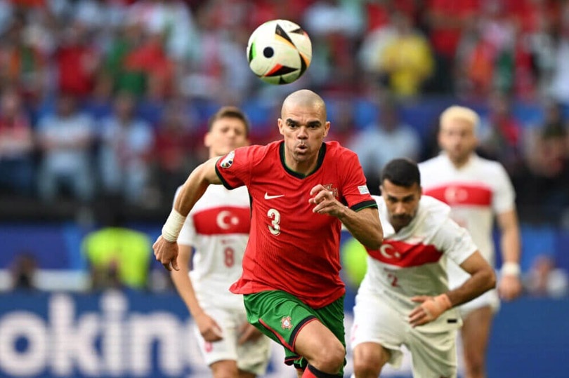 Trong khi đó, đồng đội của Ronaldo là Pepe trở thành cầu thủ lớn tuổi nhất ra sân ở Euro (41 tuổi 117 ngày) trong trận Bồ Đào Nha thắng Thổ Nhĩ Kỳ 3-0 ở lượt hai bảng F. Anh phá kỷ lục 40 tuổi 86 ngày của thủ môn Hungary Gabor Kiraly, lập tại Euro 2016 (Ảnh: Getty).