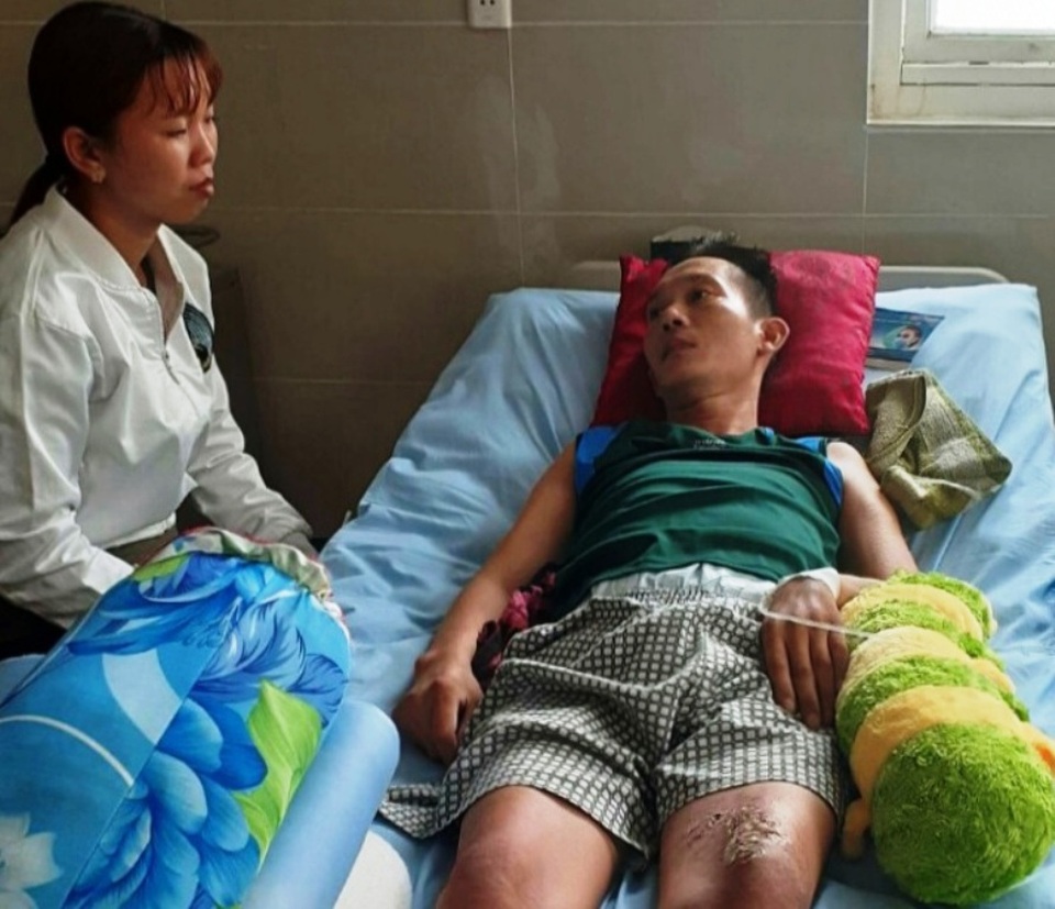 Người cha nằm liệt giường, hai con thơ dại nguy cơ bỏ học giữa chừng - 1 Người cha nằm liệt giường, hai con thơ dại nguy cơ bỏ học giữa chừng - 1