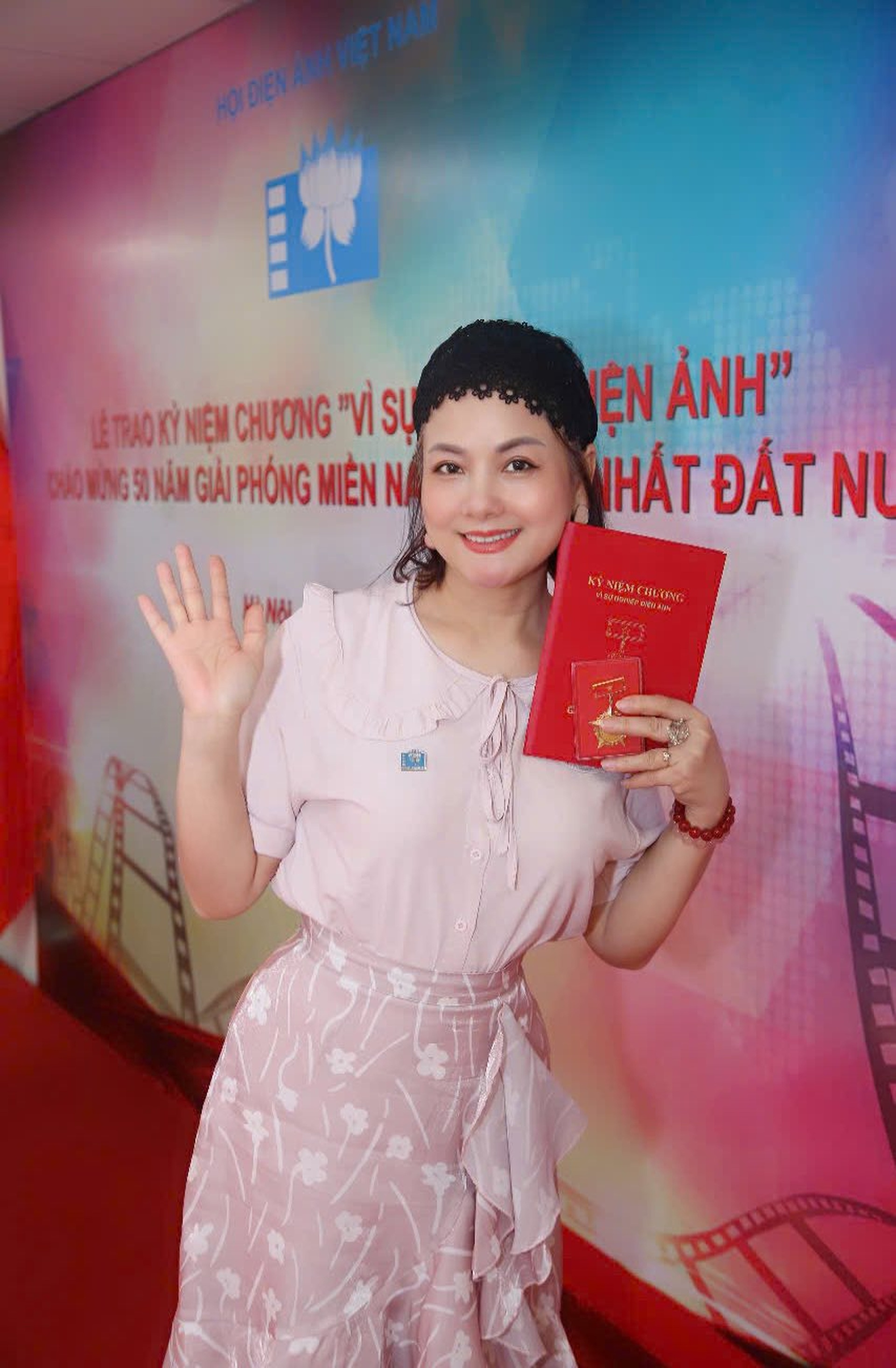NSND Thu Quế nắm chặt tay NSƯT Phạm Cường, nhận kỷ niệm chương điện ảnh - 4 NSND Thu Quế nắm chặt tay NSƯT Phạm Cường, nhận kỷ niệm chương điện ảnh - 4