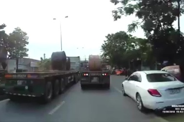 Hãi hùng cảnh thép cuộn bị đứt cáp chằng trên xe công-ten-nơ