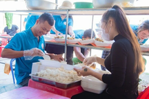 Ấm lòng bếp ăn miễn phí cho bệnh nhân nghèo