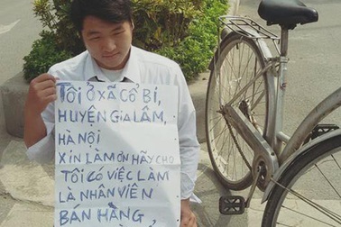 Quỳ gối cầm biển xin việc: “Bạn trẻ muốn tìm việc hay thể hiện điều gì?”