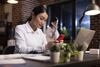 Nhiều công ty cấm nhân viên sử dụng điện thoại trong giờ làm việc