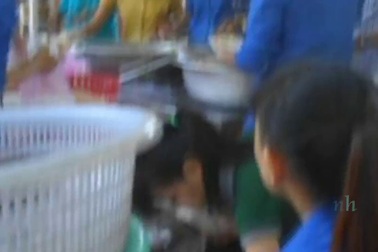 Các tình nguyện viên phát cơm cho thí sinh