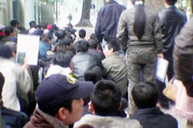 Có tới 5 nhóm tội phạm “trấn giữ” trước đại sứ quán Séc