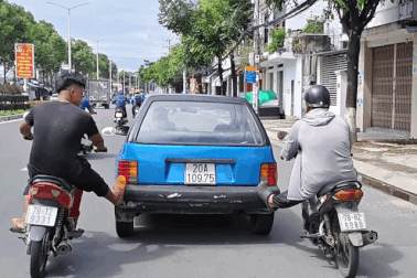 Cảnh sát xác minh clip 2 người đi xe máy dùng chân đẩy ô tô chạy trên đường