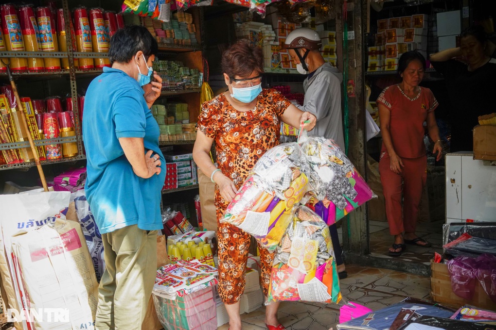 Tháng cô hồn ảm đạm: Chợ vàng mã đìu hiu, tiểu thương lo 