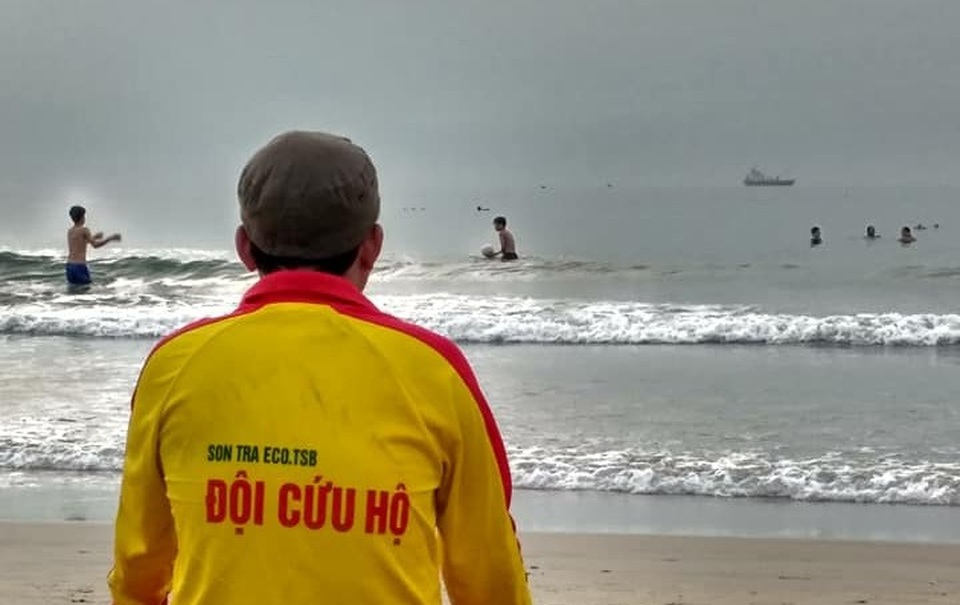 Những người làm nghề cứu hộ bãi biển ở Đà Nẵng - 1