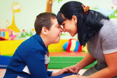 Dấu hiệu sớm ở trẻ tự kỷ và cách bố mẹ có thể giúp con