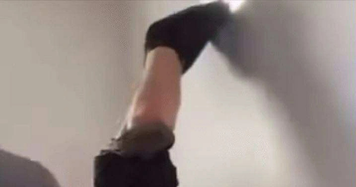 Hy hữu người đàn ông mắc kẹt, treo lơ lửng trên ô cửa thông gió