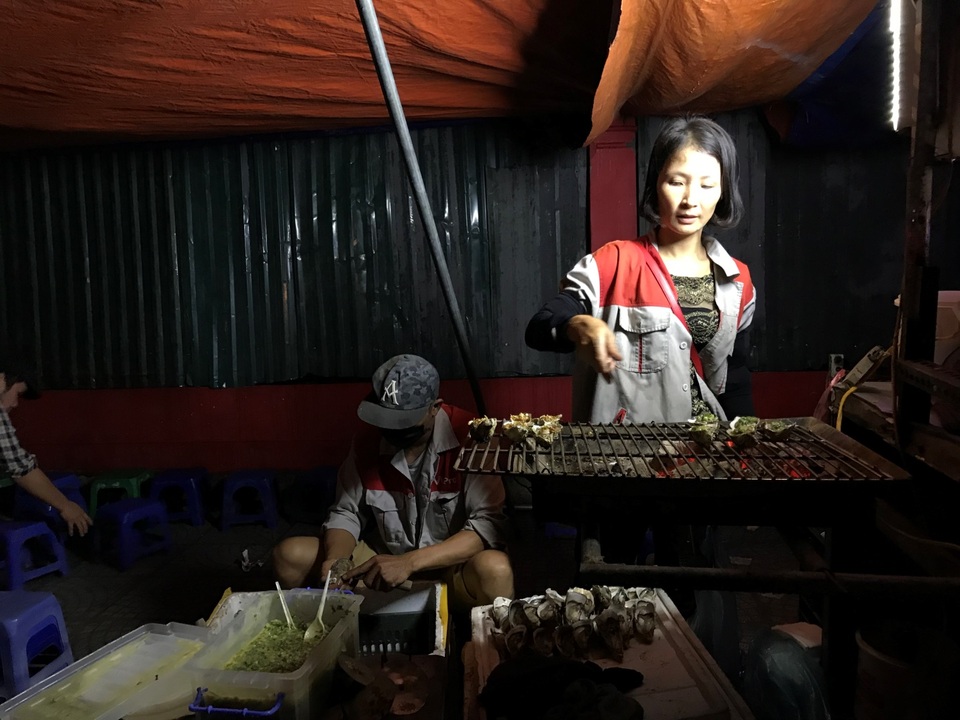 Hàu nướng 5 nghìn đồng đổ bộ vỉa hè Hà Nội, chủ bán 4000 con mỗi ngày - 4 Hàu nướng 5 nghìn đồng đổ bộ vỉa hè Hà Nội, chủ bán 4000 con mỗi ngày - 4
