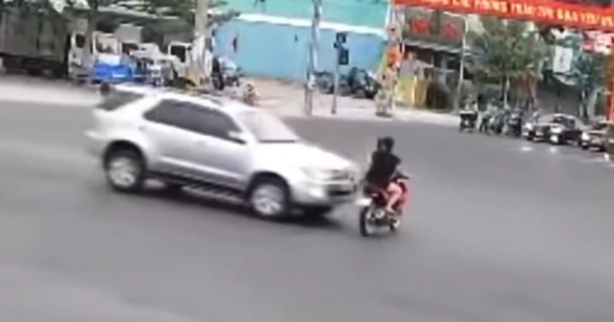 Nổi bật tuần qua: Cặp đôi đầu trần chạy xe máy vượt đèn đỏ bị ô tô hất văng