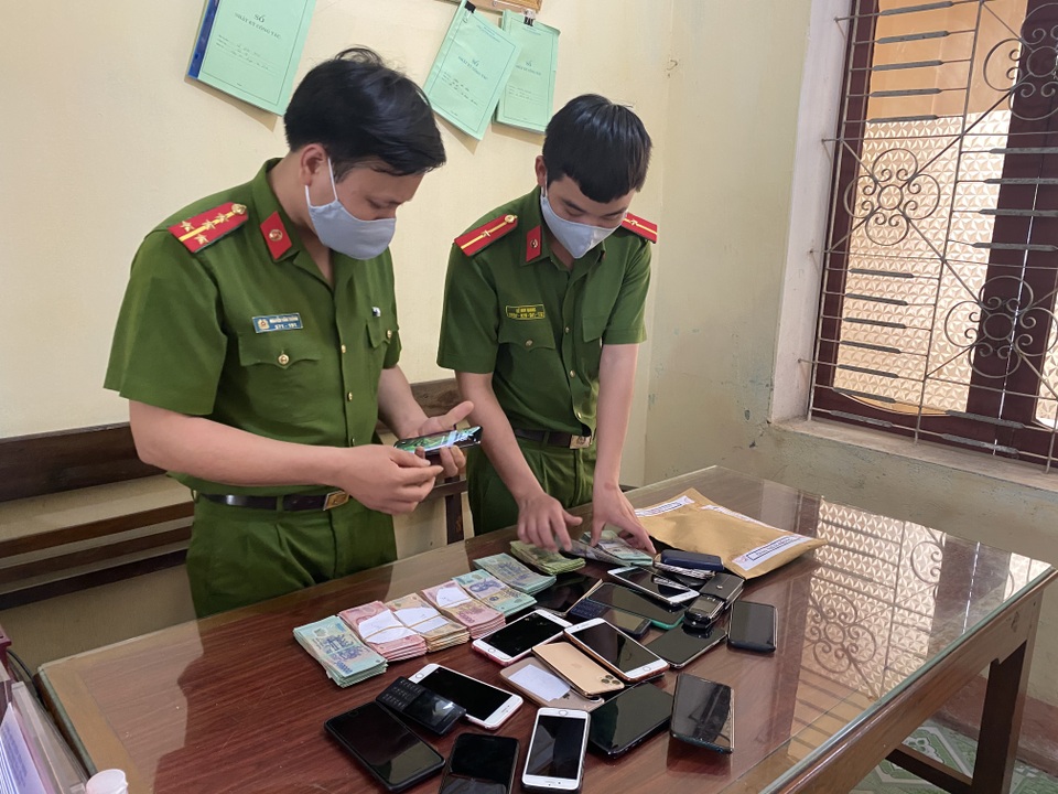 20 con bạc quần thảo nhau bất chấp lệnh cách ly, tiền xóc đĩa gần 1 tỷ - 2