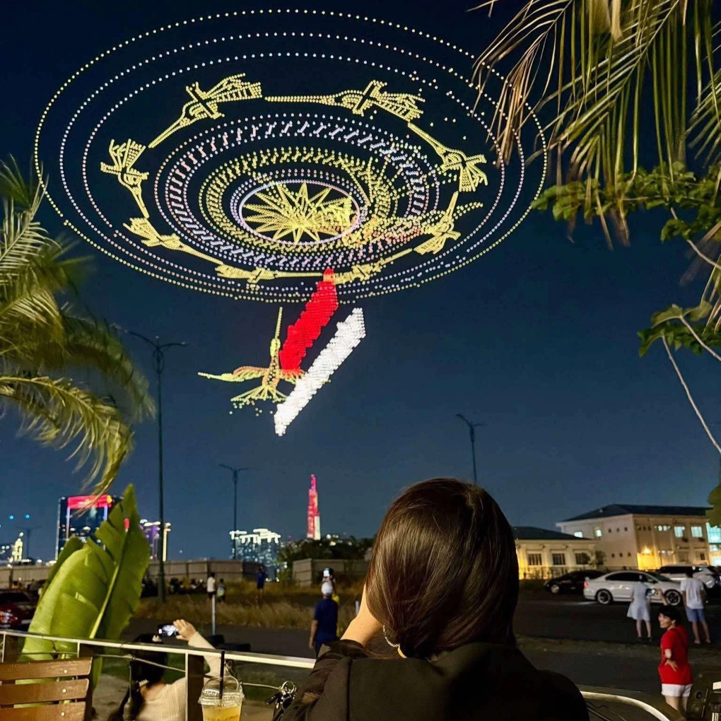 TPHCM: Trả drone bị rơi, khách được quán cà phê chiêu đãi đồ uống miễn phí - 1 TPHCM: Trả drone bị rơi, khách được quán cà phê chiêu đãi đồ uống miễn phí - 1