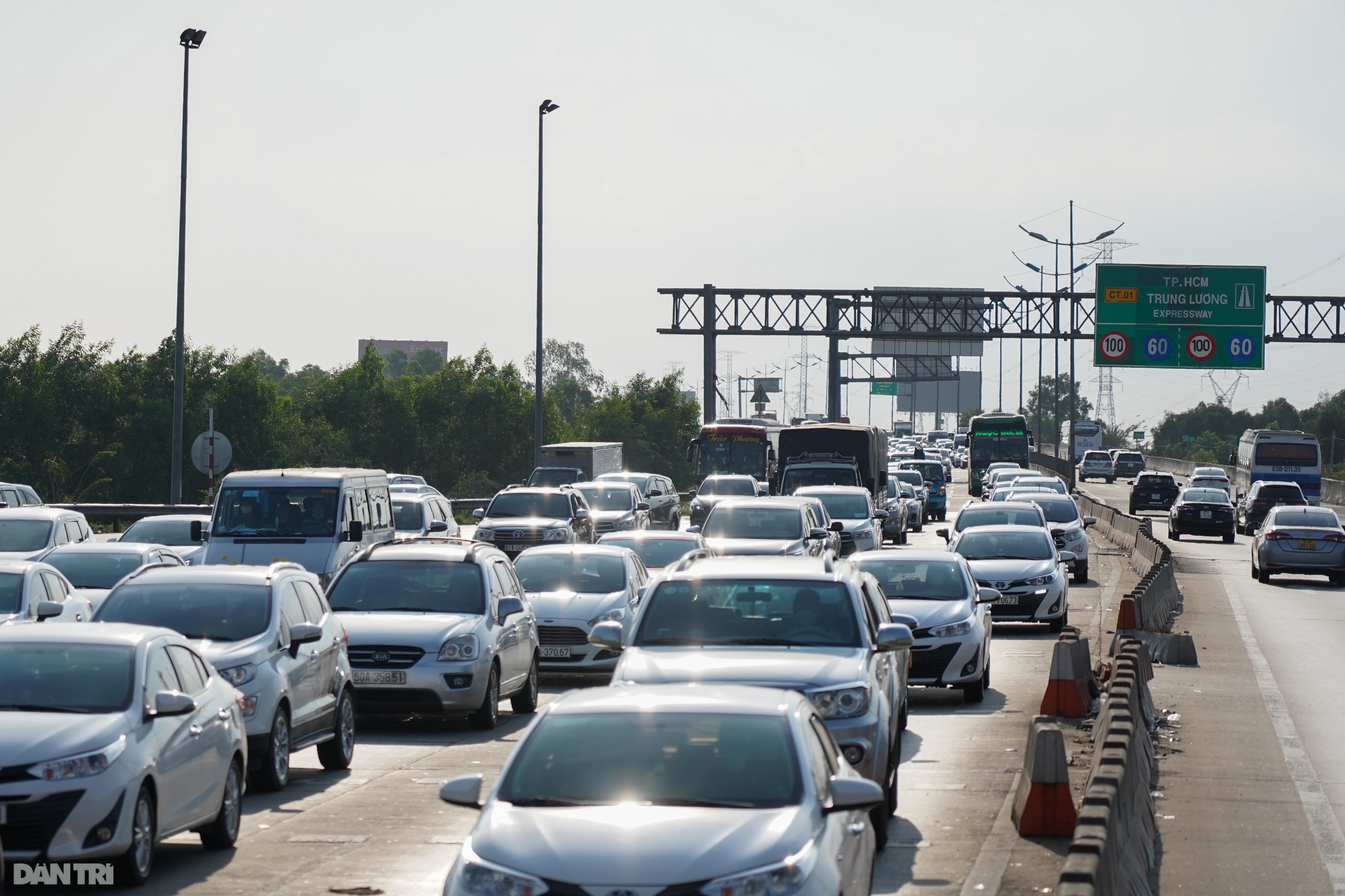 Người dân trở lại TPHCM, kẹt xe hơn 2km tại trạm thu phí Chợ Đệm - 4 Người dân trở lại TPHCM, kẹt xe hơn 2km tại trạm thu phí Chợ Đệm - 4