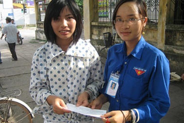 Tình nguyện viên giúp đỡ thí sinh bị mất giấy báo dự thi ĐH