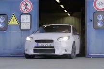 “Họa sĩ” Ken Block tiếp tục vẽ bằng Ford Focus RS