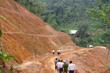 Chó nghiệp vụ phát hiện xác một nạn nhân lũ quét