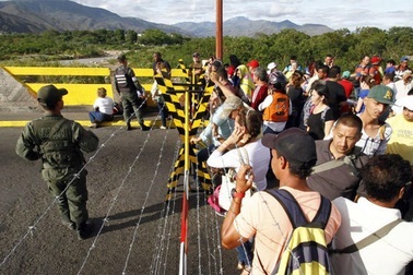Venezuela báo động biên giới, đóng cửa khẩu với các đảo Hà Lan