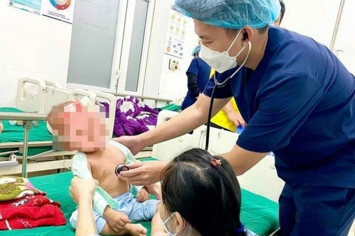 Bé trai 16 tháng tuổi bị khối bê tông đè lên người - 1 Bé trai 16 tháng tuổi bị khối bê tông đè lên người - 1
