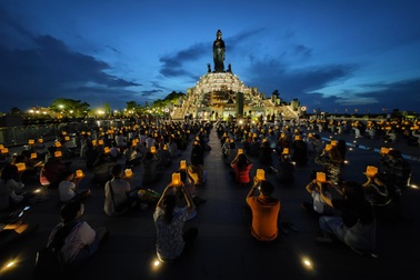 Chủ tịch Hội đồng trị sự GHPGVN trồng cây tại núi Bà Đen, Tây Ninh