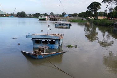 Sà lan chở 800 tấn thạch cao chìm trên sông