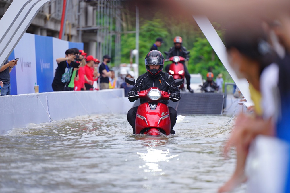 Mùa mưa bão đến, xe máy điện VinFast có giá nhờ khả năng vượt đường ngập nước - 1 Mùa mưa bão đến, xe máy điện VinFast có giá nhờ khả năng vượt đường ngập nước - 1