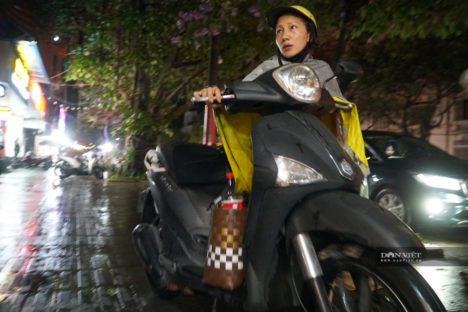 Hà Nội: Lau bugi xe sau cơn mưa lớn kiếm bộn tiền - 9 Hà Nội: Lau bugi xe sau cơn mưa lớn kiếm bộn tiền - 9