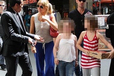 Sienna Miller tử tế và dịu dàng với con riêng của “bồ”