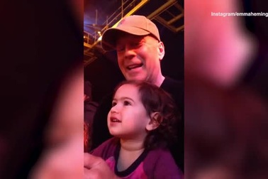 Vợ trẻ của Bruce Willis chia sẻ những khoảnh khắc ngọt ngào của cặp đôi