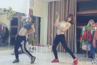 Hai cô gái múa bụng quyến rũ trên nền nhạc "Lạc trôi" của Sơn Tùng M-TP