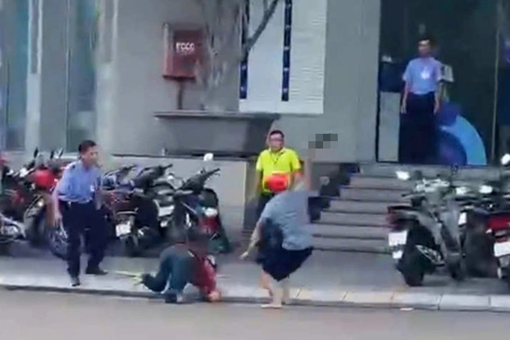 Vụ chém người náo loạn giữa phố: Nghi phạm và nạn nhân là anh em ruột - 1 Vụ chém người náo loạn giữa phố: Nghi phạm và nạn nhân là anh em ruột - 1
