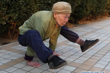 Cụ bà 82 tuổi dẻo dai như thanh niên