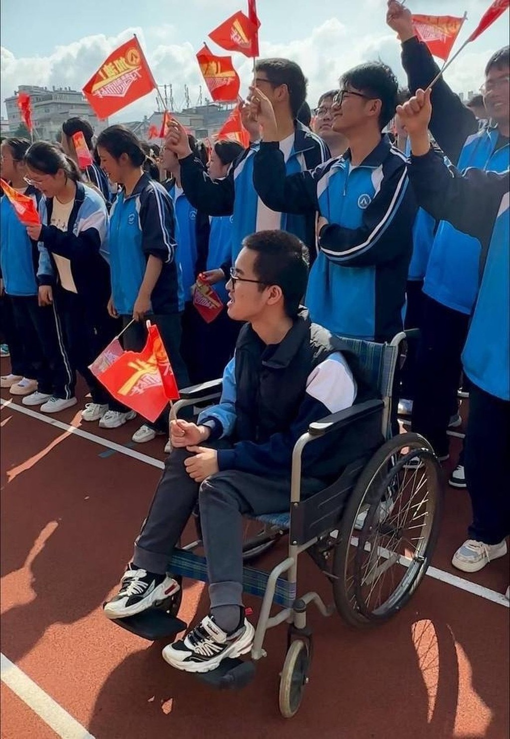 Father carries disabled child to school for 12 years and the sweet result - 2 Người cha cõng con tật nguyền đi học suốt 12 năm và thành quả ngọt ngào - 2