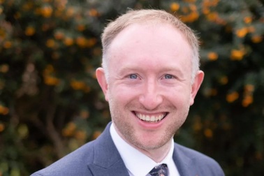 Học sinh ở Anh quay lại trường cũ làm hiệu trưởng