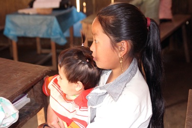 “Mẹ dặn muốn đi học thì phải bế em theo...”