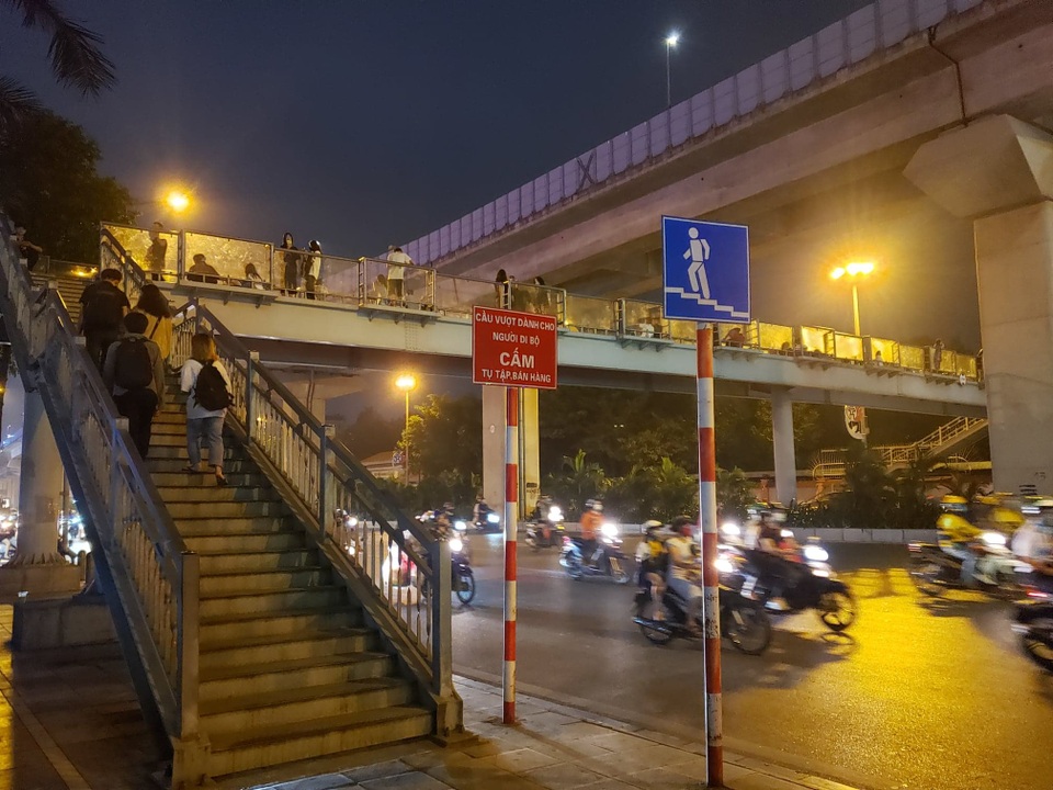 Bất chấp biển cấm, giới trẻ biến cầu vượt bộ hành thành điểm giải trí - 1 Bất chấp biển cấm, giới trẻ biến cầu vượt bộ hành thành điểm giải trí - 1