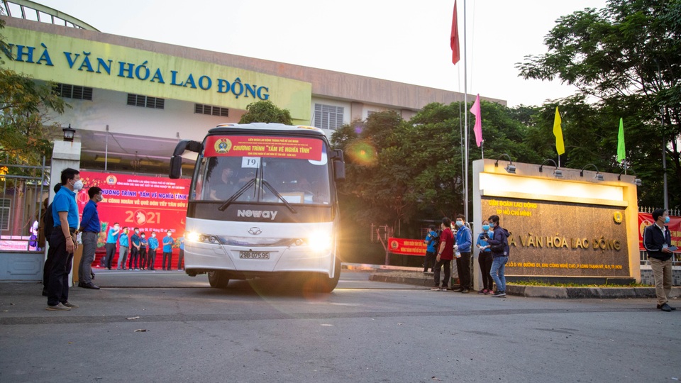 Chuyến xe nghĩa tình đưa 1.500 công nhân về quê ăn Tết - 11 Chuyến xe nghĩa tình đưa 1.500 công nhân về quê ăn Tết - 11